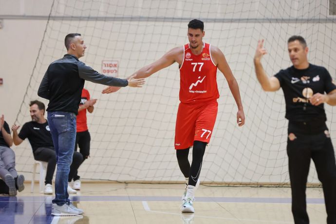 שחקן הפועל באר שבע גלעד לוי עם ליאור ליובין