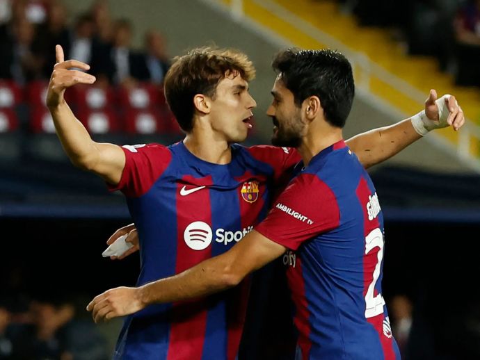 שחקן ברצלונה ז'ואאו פליקס חוגג עם אילקאי גונדואן