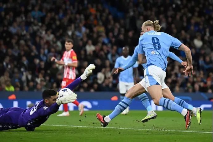 חלוץ מנצ'סטר סיטי ארלינג הולאנד מול עומרי גלזר