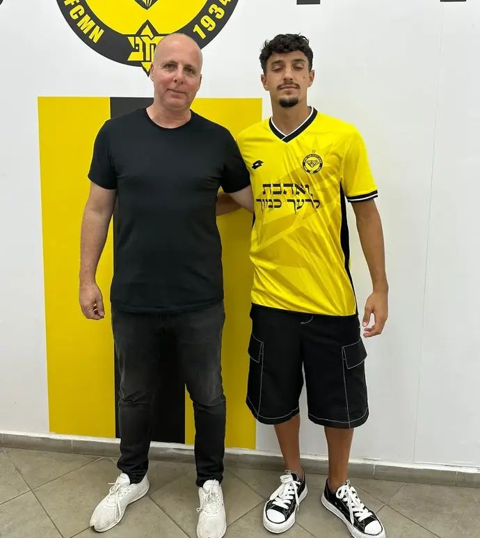 גיא מזרחי שחקן מכבי נתניה עם סוכנו גלעד קצב