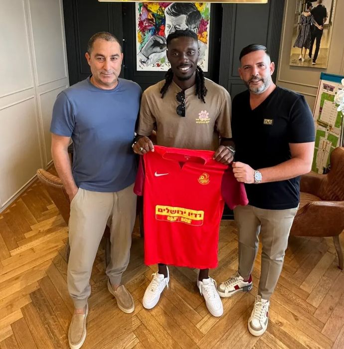 ג'ורדן בוטאקה שחקן מ.ס. אשדוד עם סוכנו שחר גרינברג ועם ג'קי בן זקן