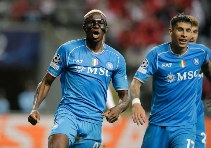 ויקטור אוסימן שחקן נאפולי חוגג אחרי שער עצמי של בראגה