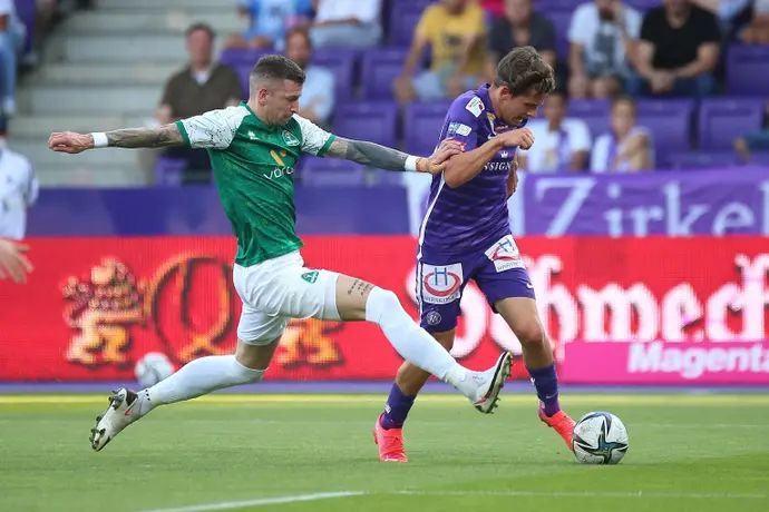 שחקן בריידאבליק דמיר מומינוביץ' (ירוק) מול שחקן אוסטריה וינה, דומיניק פיץ