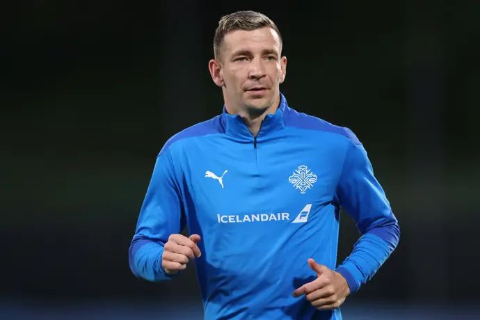 דמיר מומינוביץ' במדי נבחרת איסלנד