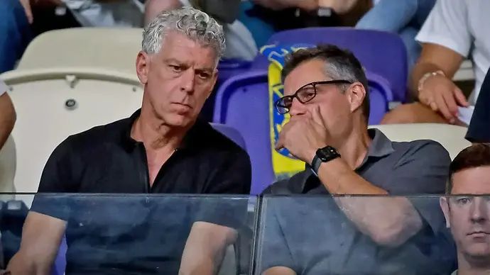 ג'ק אנגלידיס ביציע עם מיטש גולדהאר בעלי מכבי תל אביב