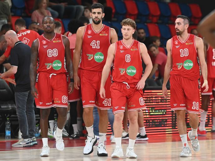 שחקני הפועל תל אביב בר טימור, גיל בני, תומר גינת, ג'ייקובן בראון