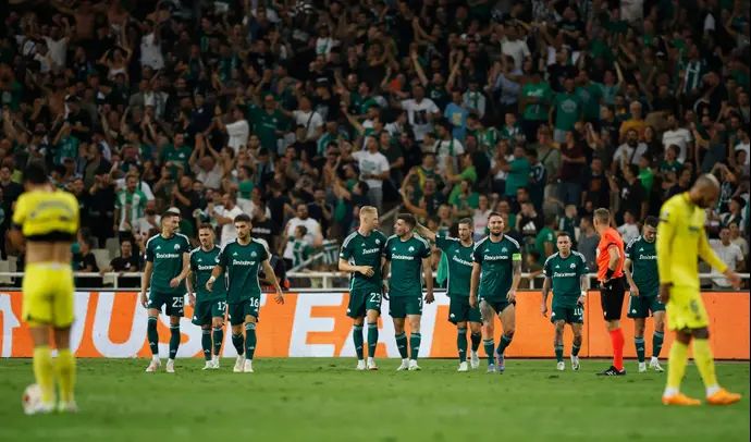 שחקני פנאתינייקוס חוגגים