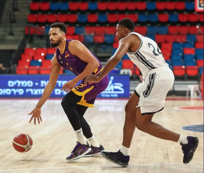 שחקן הפועל חולון אמין נואה מול שחקן הפועל עפולה טיירן דה לאטיבודייר