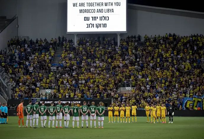 שחקני מכבי תל אביב בדקת דומייה לזכר נפגעי האסונות במרוקו ולוב