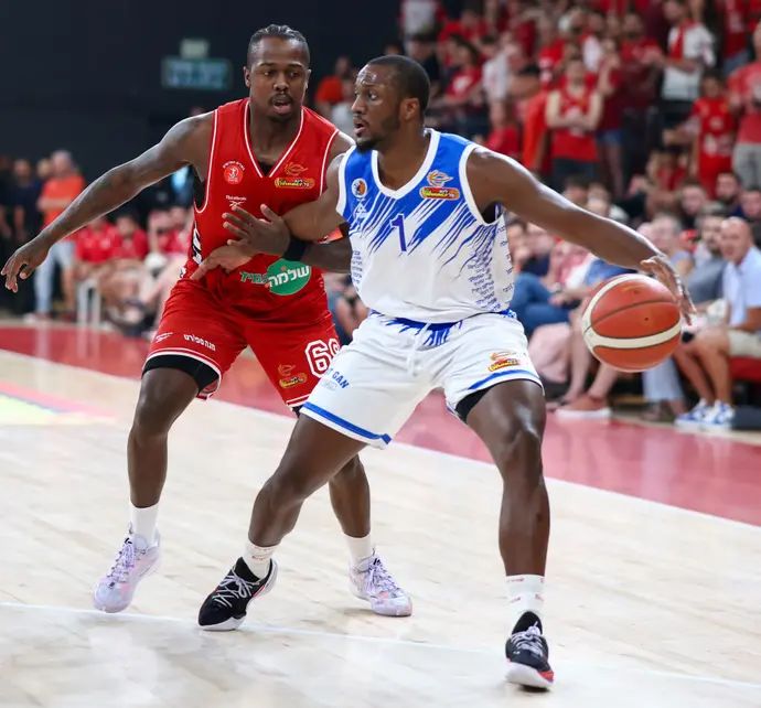 שחקן מכבי עירוני רמת גן פיל גרין מול שחקן הפועל תל אביב ג'ייקובן בראון