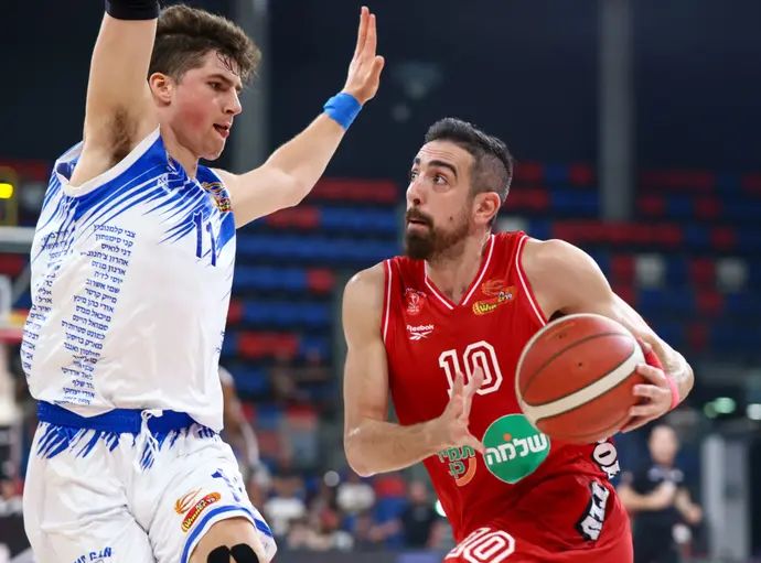 שחקן הפועל תל אביב בר טימור מול שחקן מכבי עירוני רמת גן אדם אריאל
