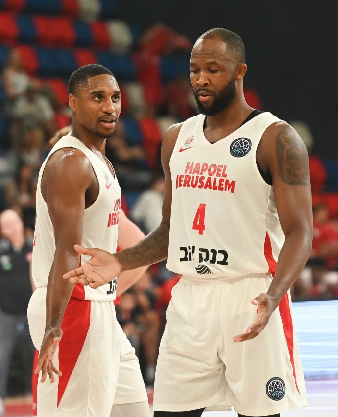 שחקן הפועל ירושלים כריס ג'ונסון עם ברינטון למאר