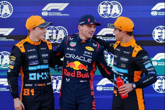 מקס ורשטאפן נהג קבוצת רד בול עם לאנדו נוריס (מימין), אוסקר פיאסטרי (משמאל) נהגי קבוצת מקלארן