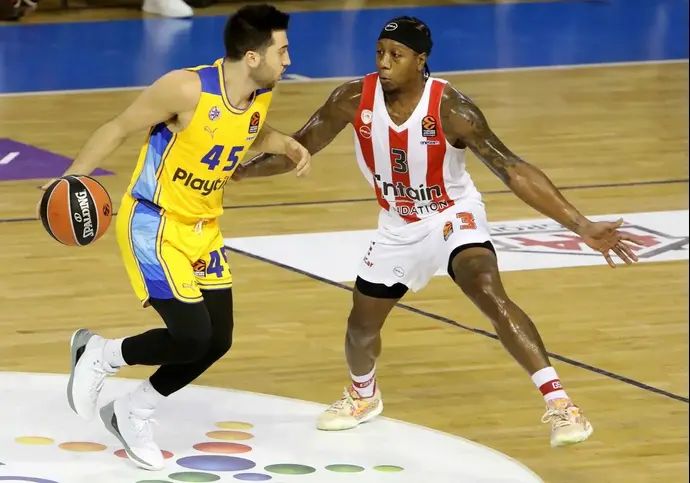 שחקן מכבי תל אביב תמיר בלאט מול שחקן אולימפיאקוס אייזיאה קאנן