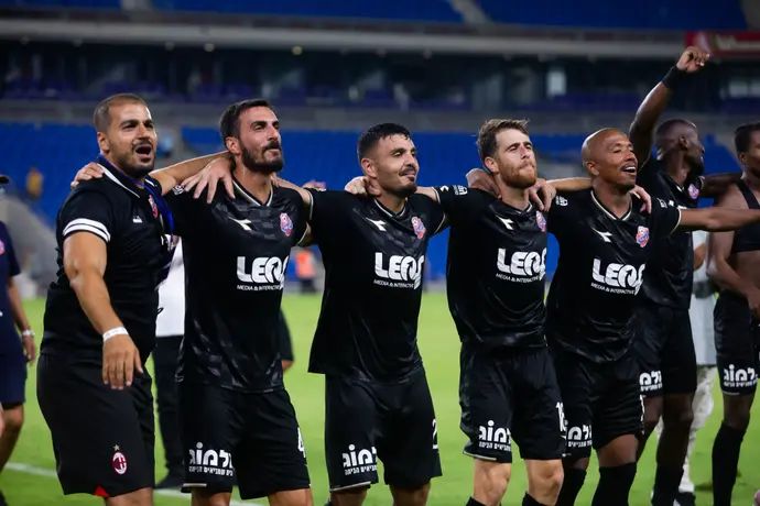 שחקני הפועל חיפה חוגגים