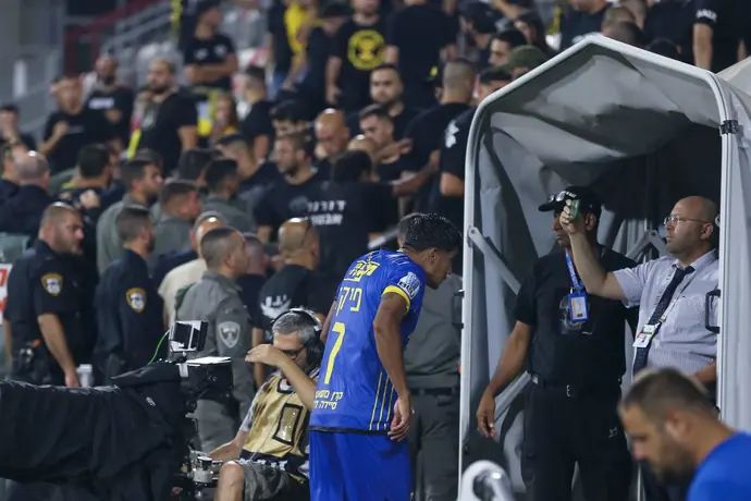 שחקן בני ריינה, פרדי ורגאס, מתחמק מזריקת כיסאות על ידי אוהדי בית"ר ירושלים