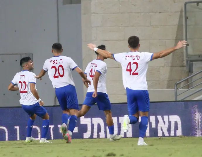 שחקני הפועל פתח תקוה חוגגים