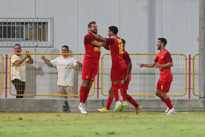 קלארק רוברטסון שחקן מ.ס. אשדוד חוגג שער