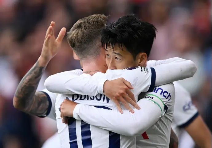 סון יונג-מין, שחקן טוטנהאם עם ג'יימס מדיסון