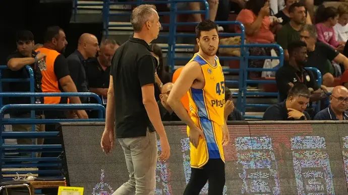 תמיר בלאט לצד מאמן מכבי תל אביב עודד קטש