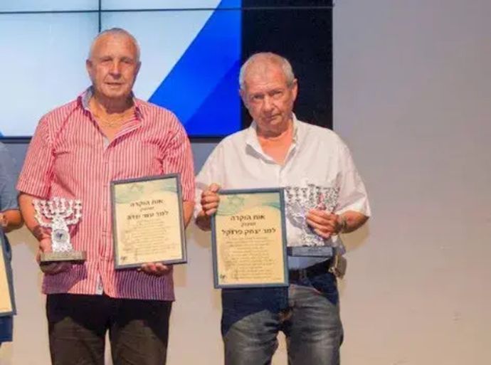 איציק פרנקל ז''ל לצד עמי שדה מקבלים עיטור יקיר הכדוריד ב-2016