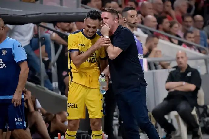 מאמן מכבי תל אביב רובי קין עם ערן זהבי