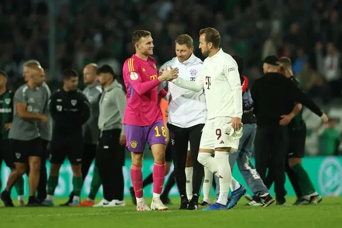 הארי קיין מברך את דניאל פרץ אחרי הופעת הבכורה של שוער באיירן מינכן