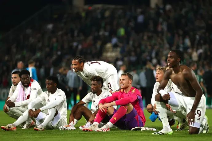 דניאל פרץ חוגג ניצחון עם שחקני באיירן מינכן