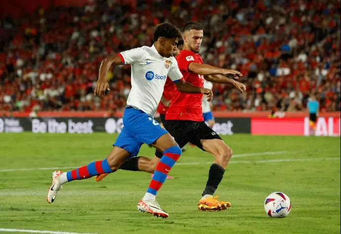 לאמין ימאל שחקן ברצלונה מול חוסה מנואל קופטה שחקן מאיורקה