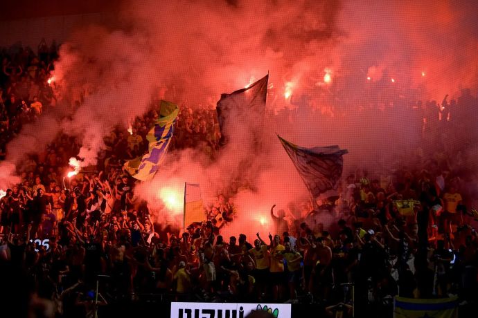 אבוקות ביציע אוהדי מכבי תל אביב