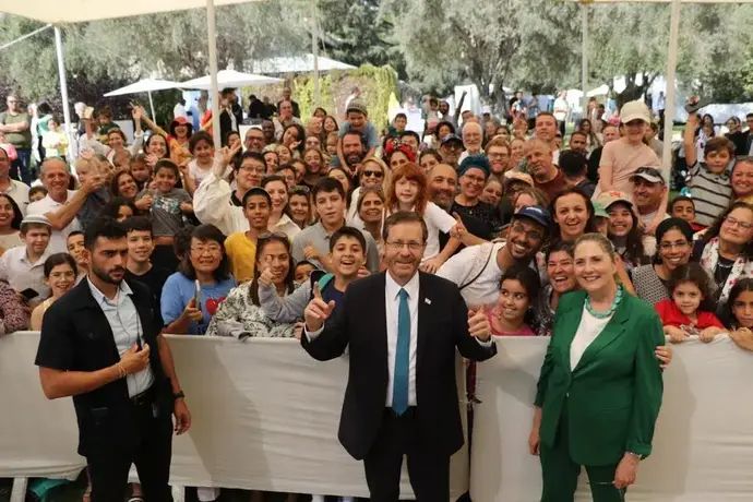 נשיא המדינה יצחק הרצוג ורעייתו מיכל מארחים בסוכה
