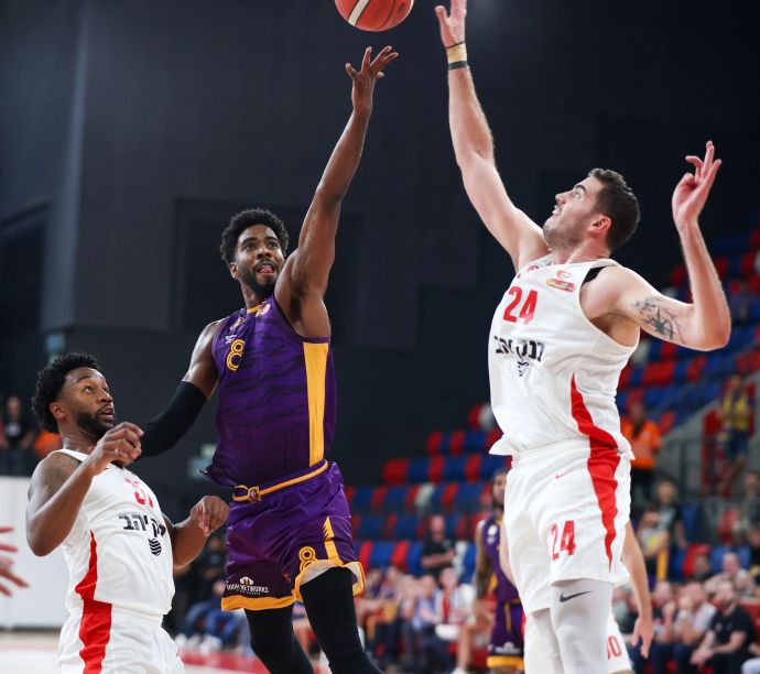 שחקן הפועל חולון שון דאוסון מול שחקן הפועל ירושלים עוז בלייזר