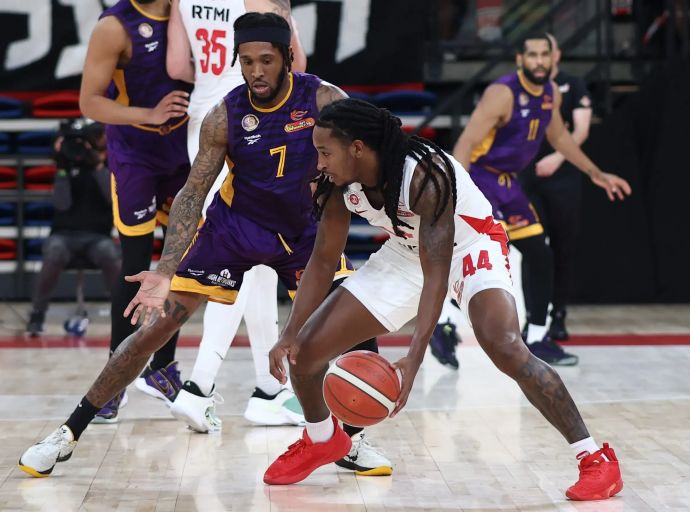 שחקן הפועל ירושלים ספידי סמית' מול שחקן הפועל חולון אמד קייבר