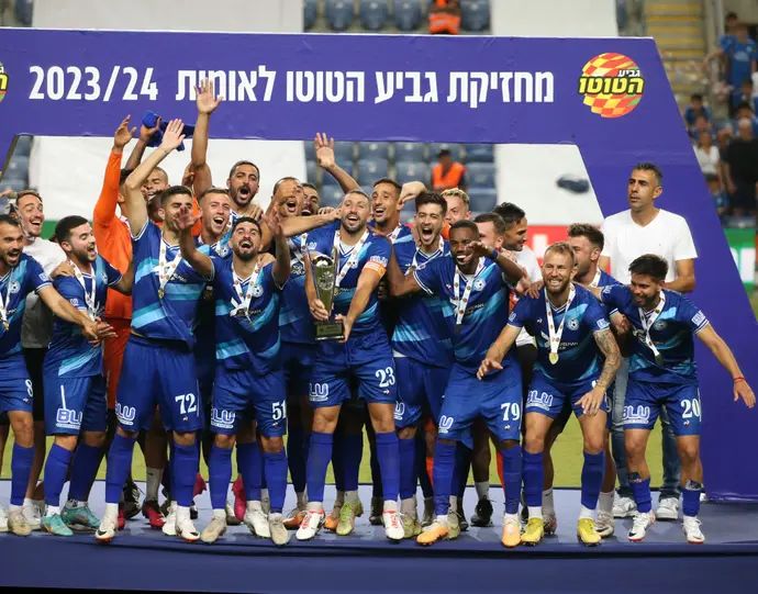 שחקני עירוני טבריה חוגגים זכייה בגביע הטוטו של הליגה הלאומית