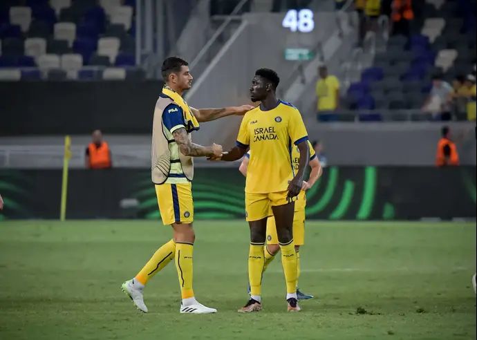 שחקן מכבי תל אביב ניר ביטון עם דריק לוקאסן