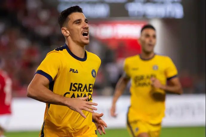 דן ביטון, שחקן מכבי תל אביב חוגג