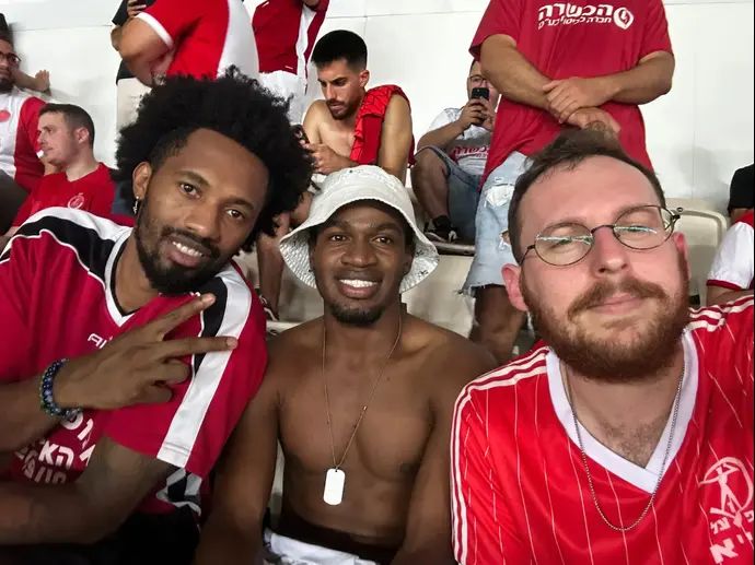 בראיין אנגולה (משמאל) עם נוף ברזל בדרבי התל אביבי בכדורגל
