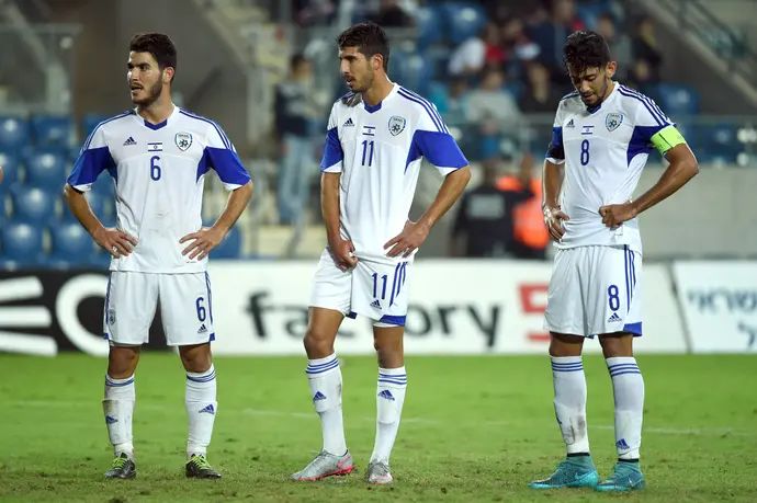 שחקני הנבחרת הצעירה של ישראל, עטאא ג'אבר, יהונתן כהן, עומר דנינו