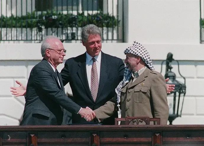 לחיצת יד היסטורית בין ראש הממשלה דאס יצחק רבין ליו"ר הרשות הפלשתינית יאסר עראפת. מדשאת הבית הלבן, וושינגטון.