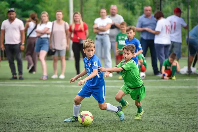 ילדים משחקים כדורגל