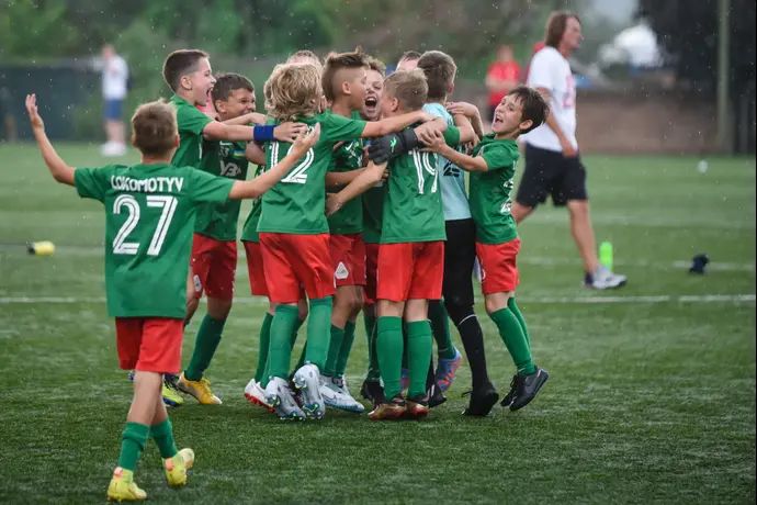 ילדים משחקים כדורגל