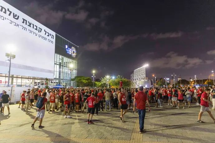 אוהדי הפועל תל אביב מחוץ לדרייב אין לפני הדרבי בחצי גמר גביע ווינר