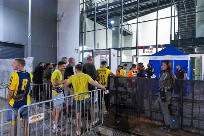 אוהדי מכבי תל אביב עוברים בדיקות בכניסה לדרבי נגד הפועל תל אביב בכדורסל