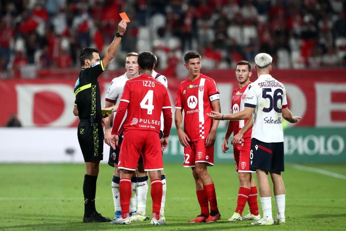 שחקן בולוניה אלכסיס סאלמאקרס מורחק