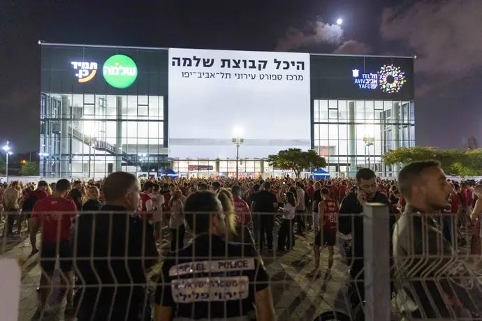 אוהדי הפועל תל אביב מחוץ לדרייב אין לפני הדרבי בחצי גמר גביע ווינר