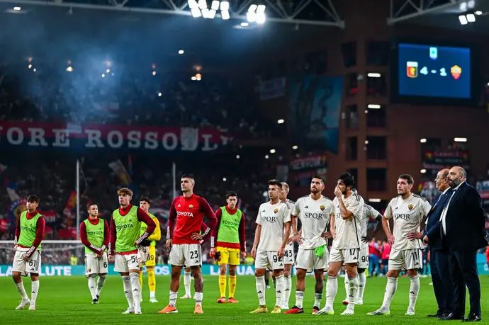 שחקני רומא עומדים מול האוהדים אחרי הפסד