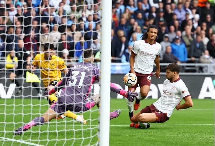 רובן דיאס שחקן מנצ'סטר סיטי כובש שער עצמי