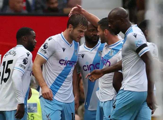 שחקני קריסטל פאלאס חוגגים עם יואכים אנדרסן