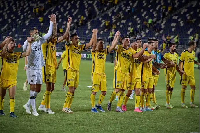 שחקני מכבי תל אביב חוגגים