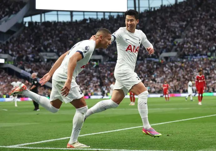 שחקן טוטנהאם יונג מין סון חוגג עם רישרליסון